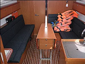 Bavaria Cruiser 33 - Interior image
