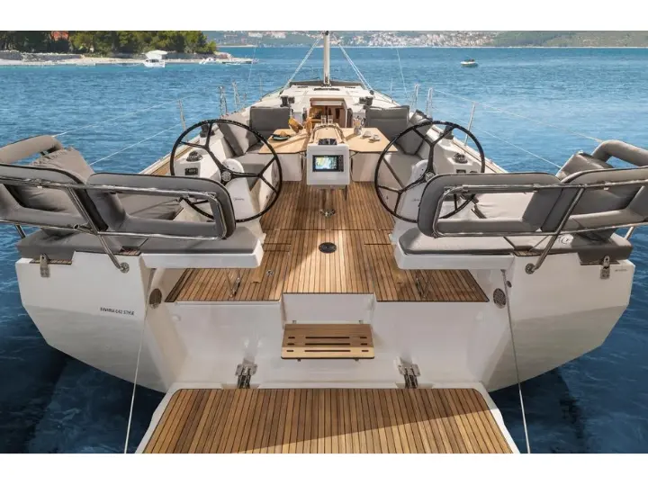 Bavaria C42 - External image