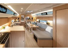 Bavaria C42 - Interior image