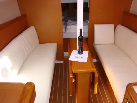Sun Odyssey 33i - Interior image